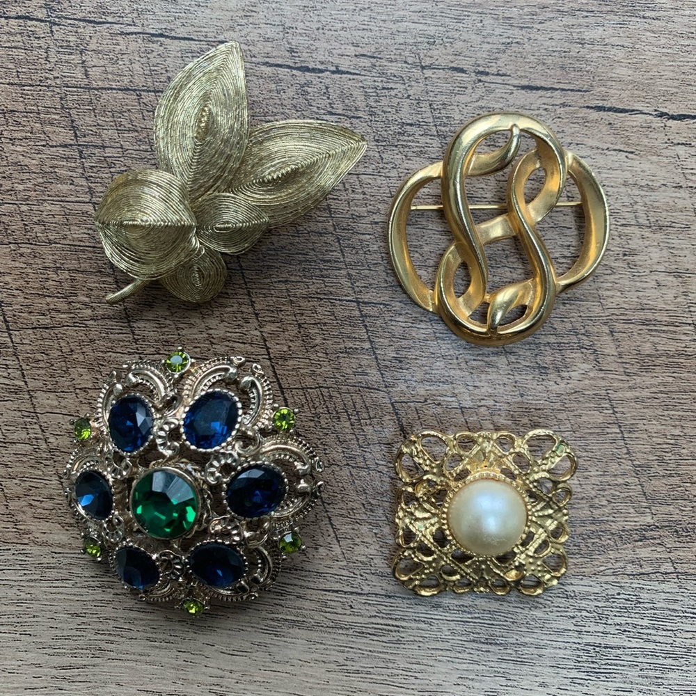 Lot of vintage brooches